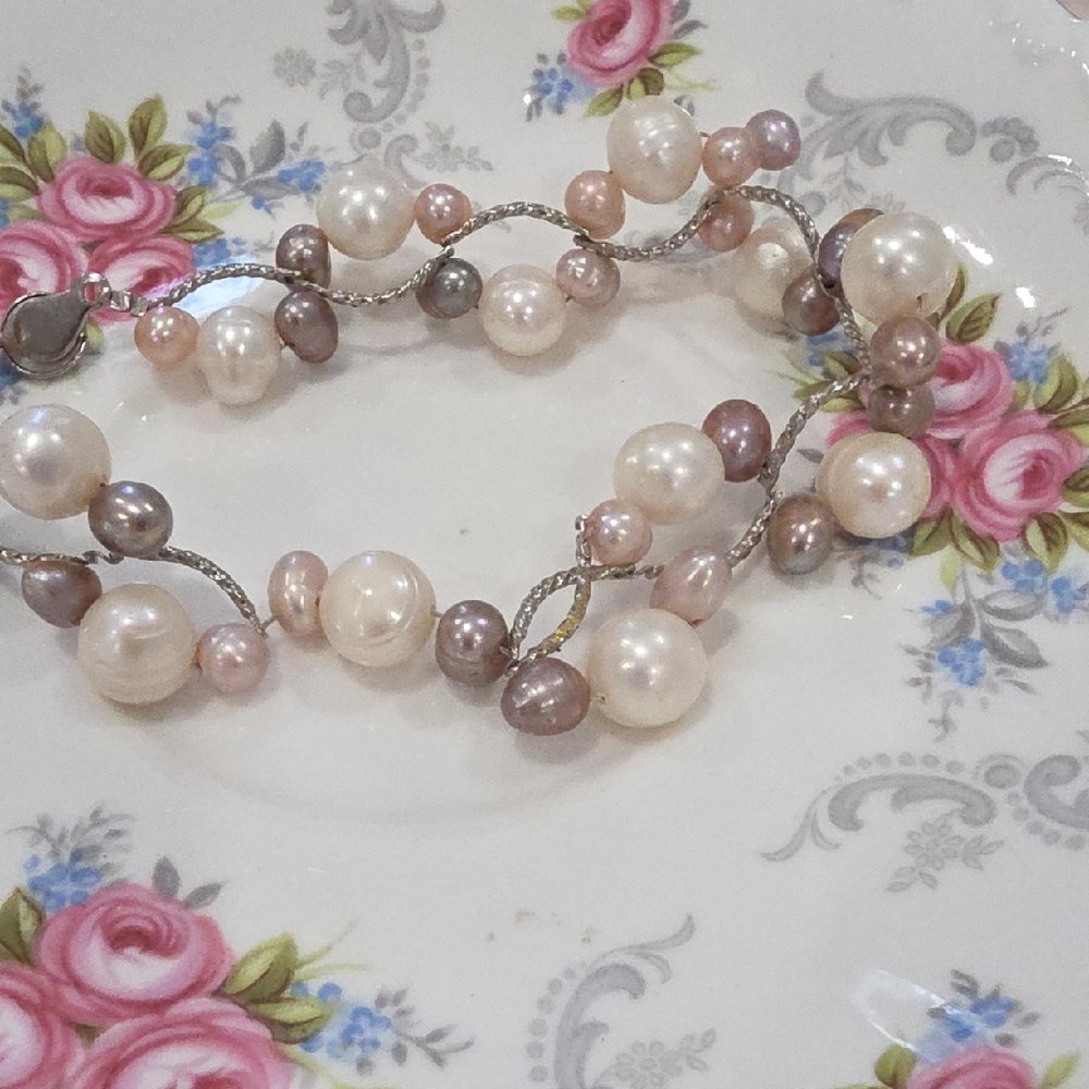 Chic Pearl Bracelet with Silver Details